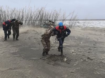 Охотники застряли на острове в Якутске во время ледохода