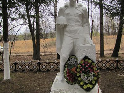 Братская могила с захоронением воинов, погибших в период Великой Отечественной войны 1941—1945 гг.