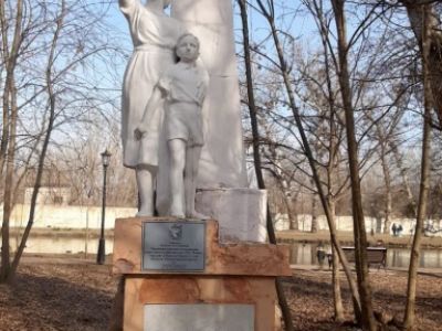 Памятник рабочим и служащим шерстяного комбината им. В.И. Ленина, павших в боях за Родину в годы Великой Отечественной войны