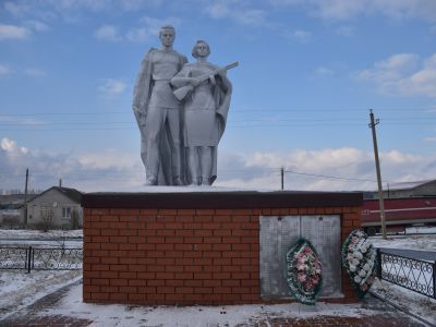 Братская могила советских воинов, погибших в боях с фашистскими захватчиками в 1943 году. Захоронено 4 человека, имена установлены. Скульптура советского воина. Обелиск