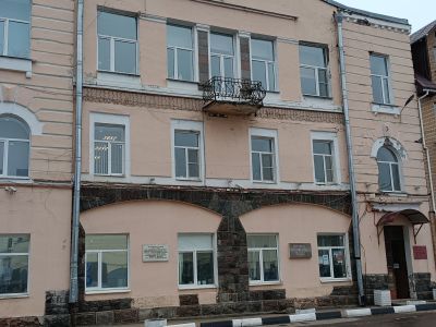 Здание гостиницы с магазинами