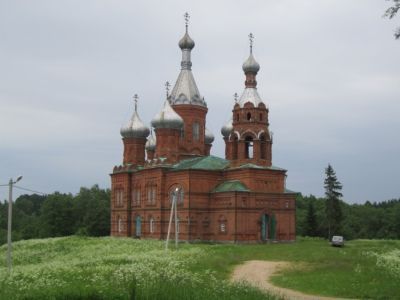 Преображенская каменная церковь у истока р. Волги