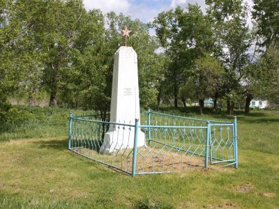 Братская могила повстанцев (с обелиском)