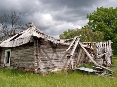 Деревянный амбар с резным столбом