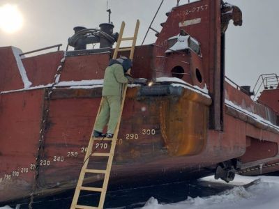 Будущие сварщики и токари проходят практику на Жатайском судоремонтном заводе