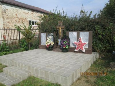 Братская могила советских воинов, погибших в боях с фашистскими захватчиками