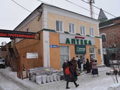 Двухэтажное каменное здание начала XX века, бывший жилой дом купцов Савельева и Малкова, ныне «Аптека»