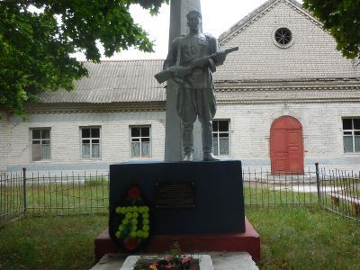 Братская могила 20  советских воинов, погибших в боях с немецко-фашистскими захватчиками