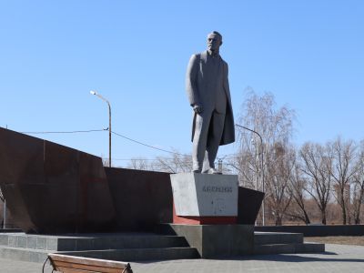 Памятник видному Советскому государственному деятелю Л.Б.Красину