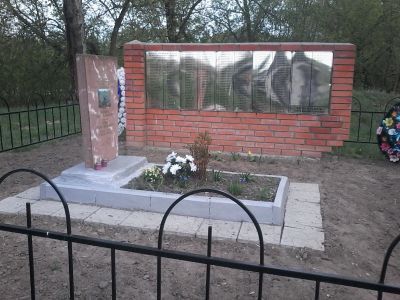 Братская могила 3 советских воинов, погибших в 1943 г. в бою с немецко-фашистскими захватчиками