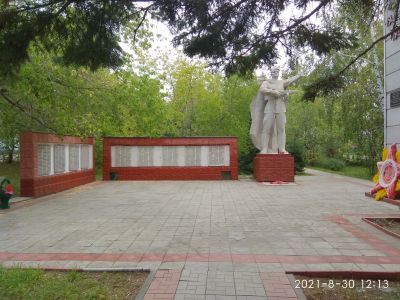 Мемориальный комплекс воинам, погибшим в годы Великой Отечественной войны (1941-1945 гг.); 10 бюстов Героев Советского Союза