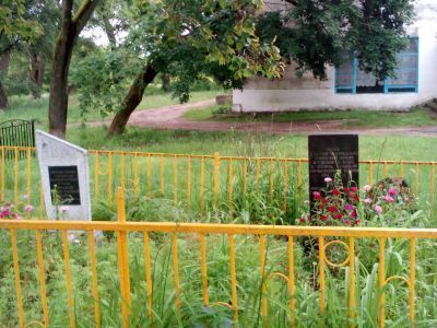 Братская могила 5 советских воинов, погибших в 1943 г. в бою с немецко-фашистскими захватчиками