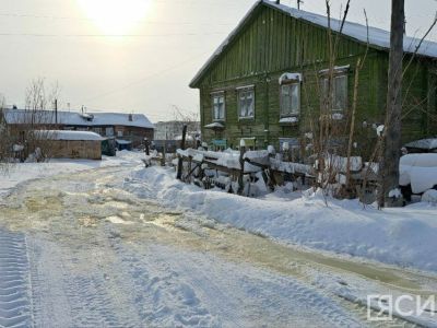 Кругом снег, наледь и прорывы воды: жители аварийных домов в Якутске бьют тревогу