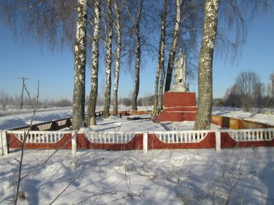 Братская могила 276 советских воинов, погибших в 1941-1943 гг. в борьбе с немецко-фашистскими захватчиками при освобождении района. Установлена скульптура