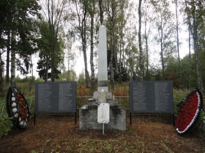 Братская могила воинов Советской Армии, погибших в 1941-1943 гг. в боях с немецко-фашистскими захватчиками. Установлен обелиск