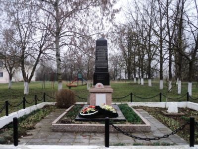 Братская могила 5 советских воинов, погибших в боях с фашистскими захватчиками