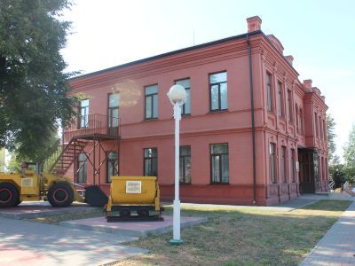 Здание, где в 1930 году размещалась геолого-разведочная база особой комиссии Курской Магнитной аномалии, преобразованной в 1931 году в геологоразведочный трест. Здесь работали академики И.М.Губкин, А.Д.Архангельский