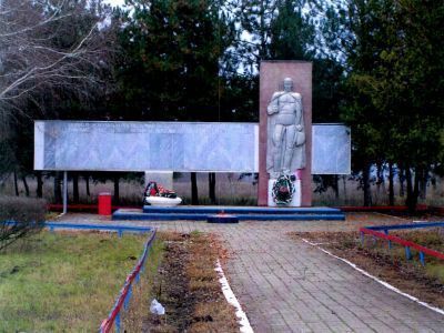 Братская могила советских воинов, погибших в боях с фашистскими захватчиками