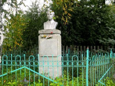 Могила коммуниста Ф.И.Туптова, убитого кулаками в 1933 году. На могиле установлен памятник