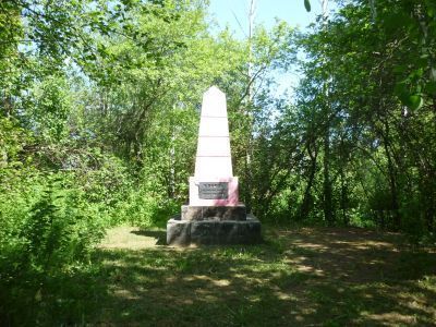 Братская могила с обелиском жертв царского террора 1907 г.