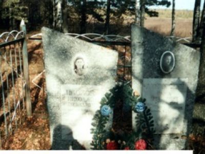 Братская могила советских воинов, погибших в боях с немецко-фашистскими захватчиками