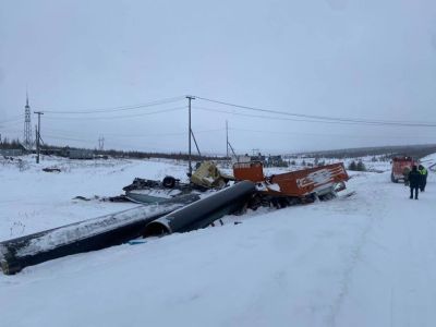 Два грузовика съехали с дороги и опрокинулись в Алданском районе