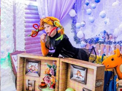 Девочка с длинными косичками