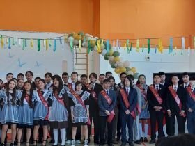 Сергей Местников поздравил с последним звонком выпускников «Айыы кыhата»