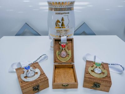 Презентованы медали и чорон абсолютного победителя Кубка главы Якутии по шахматам