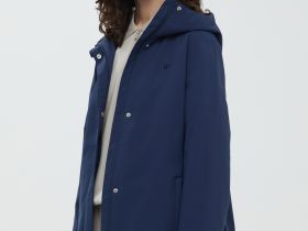 Ветровка с капюшоном и застежками по бокам