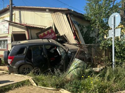 В Якутске пьяный водитель внедорожника врезался в здание магазина