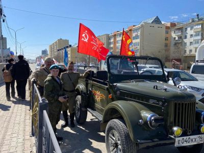 Колонна ретро-автомобилей проехала по улицам Якутска в честь 80-летия Победы