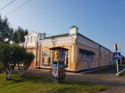 Каменное здание 80-х годов XIX века, бывший магазин, ныне кинотеатр