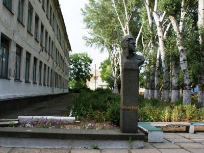 Памятник Герою Советского Союза Е.М.Рудневой (скульптор Р.В.Сердюк, архитекторы А.Н.Морозов, Р.Г.Ликсо)