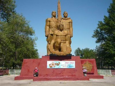 Братская могила партизанам гражданской войны.