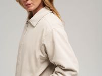 Легкий бомбер из вельвета с искусственным утеплителем