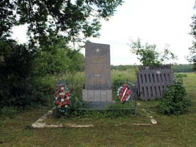 Памятник-стела на месте, где 15/VII-1941г. погибли летчики ВВС КБФ: лейтенант Шевлягин А.М., л-т Павлов В.А. и другие