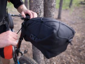 Туристическая подседельная сумка TOPEAK BackLoader 6.0 L TBP-BL1B (черный / зеленый)