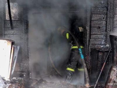 Два человека погибли при пожаре в Мирнинском районе