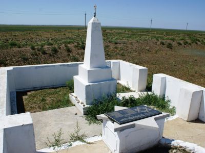 Братская могила мирных жителей - жертв фашистского террора