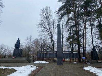 Братская могила советских воинов, погибших в боях с фашистскими захватчиками. Мемориал воинам-землякам, не вернувшимся с фронтов Великой Отечественной войны