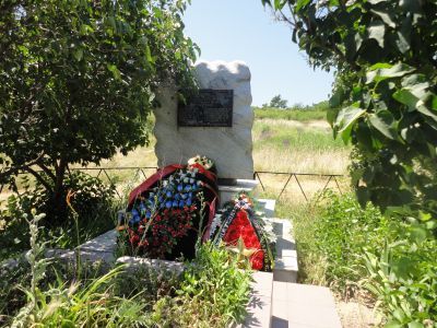 Братская могила советских воинов, погибших в боях с фашистскими захватчиками