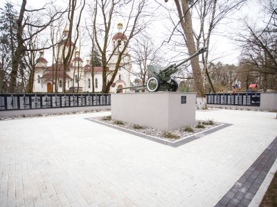 Мемориальный комплекс на братской могиле советских воинов, погибших при штурме города-крепости Кенигсберг в апреле 1945 года (арх. В.И.Осипов, Е.А.Попов, ск. О.Н.Аврамченко, И.М.Гершбург)
