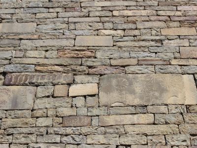 Резные камни с арабскими письменами и изображением различных символов (43 единицы)