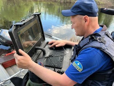 Спасатели и добровольцы ищут мужчину, выпавшего из лодки на реке Лене