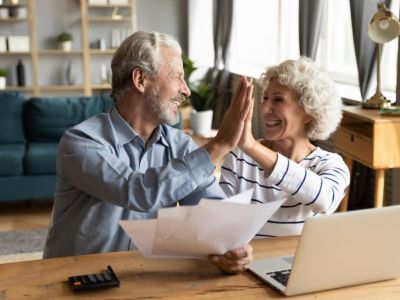 Пенсионеры старше 80 лет и инвалиды первой группы будут получать доплаты