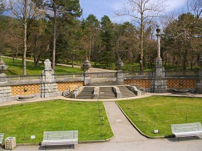 Полукруглая подпорная стена с арками, вазами, фонарными колоннами и пристенными фонтанами