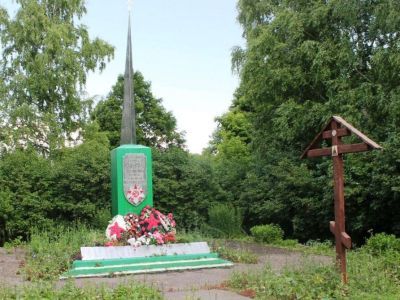 Братская могила воинов Советской Армии, погибших в боях с немецко-фашистскими захватчиками в период Великой Отечественной войны 1941-1945 гг.