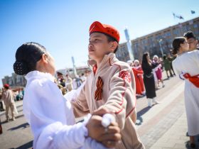 5,5 тысяч пар станцевали вальс Победы в Якутске