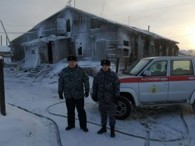 В Среднеколымске наряд Росгвардии спас семью с ребенком из горящего дома